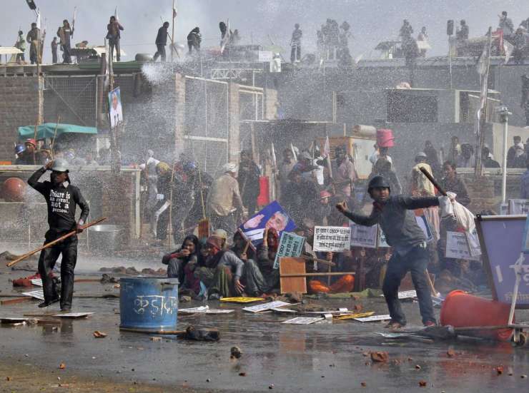 V policijskem napadu na ašram v Indiji več mrtvih in 200 ranjenih