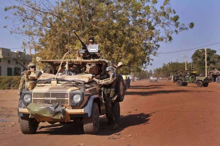 Francoska vojska v kopenski spopad z uporniki v Maliju