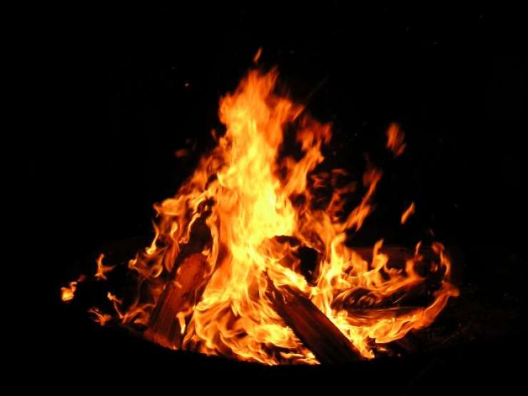 V Papui Novi Gvineji zaradi čarovništva zažgali žensko