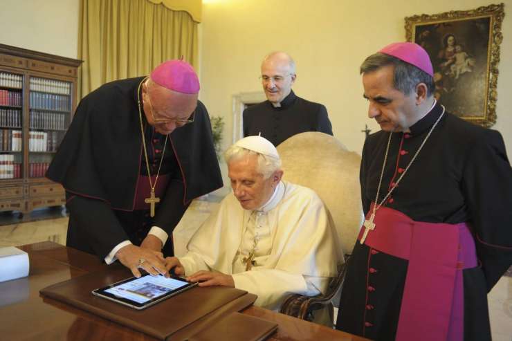 Papež v 24 urah z več kot pol milijona sledilcev na Twitterju