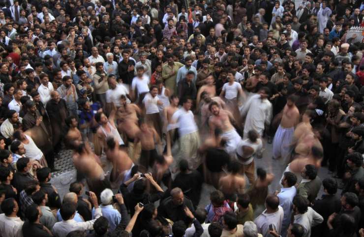 Množica v Pakistanu do smrti pretepla krivoverca