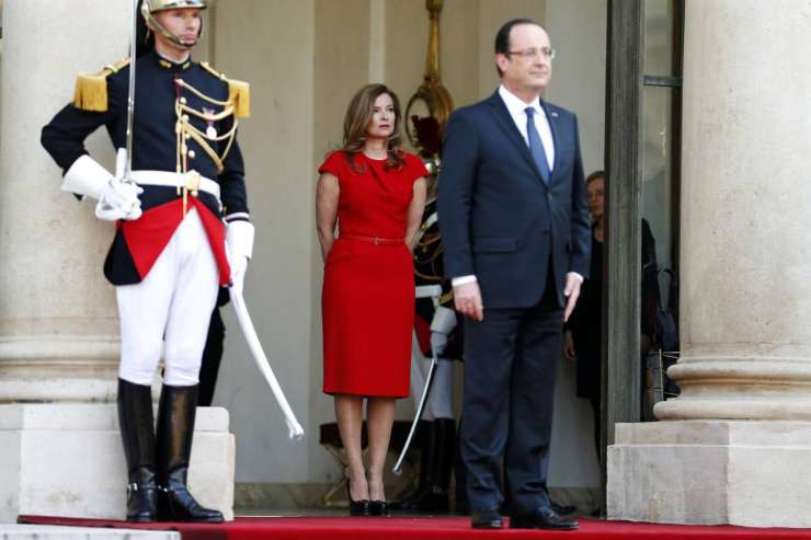 Maščevanje nekdanje prve dame: Hollande na mara revnih, označuje jih za "brezzobe"