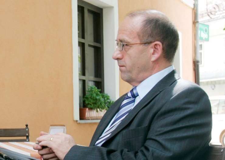 Marku Štrovsu 12 tisoč evrov odškodnine, ker ga je minister Svetlik nezakonito odpustil