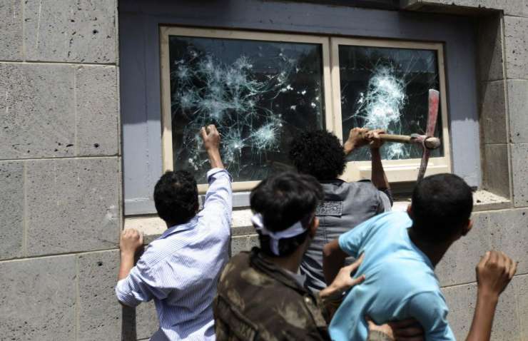 Protestniki vdrli še v veleposlaništvo ZDA v Jemnu