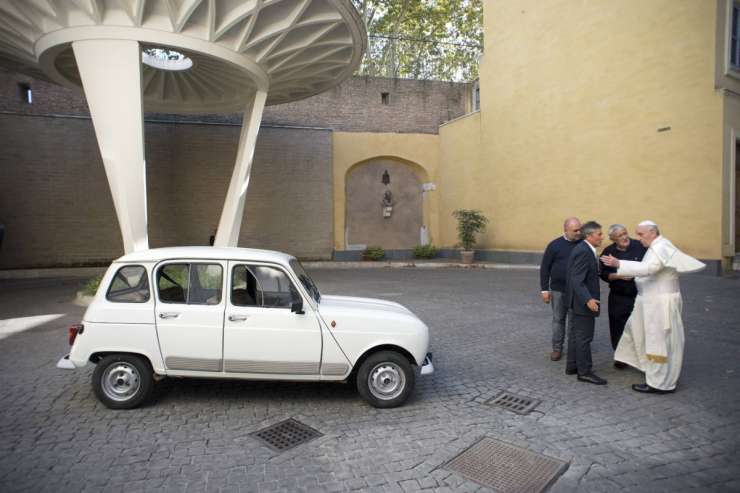Papež se bo poslej vozil s staro katrco