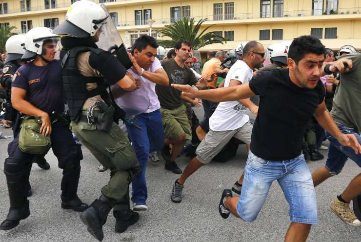 Jezni grški delavci vdrli na obrambno ministrstvo v Atenah