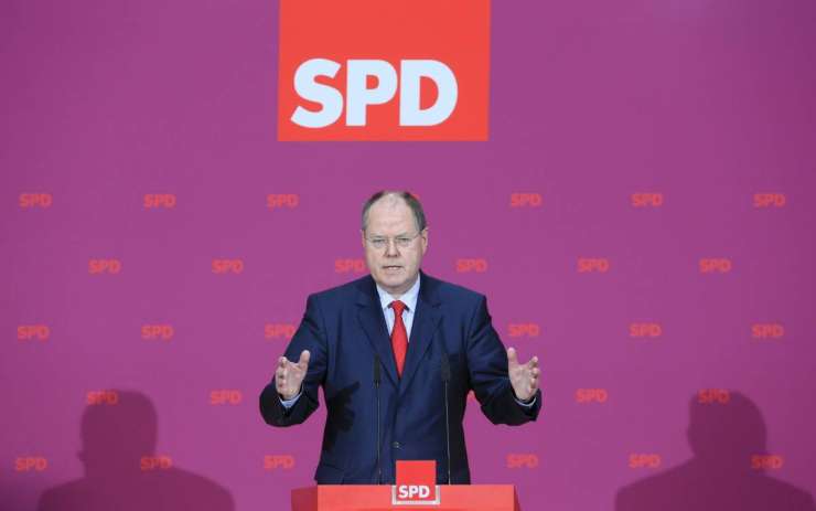 Kandidat za nemškega kanclerja pozabil razkriti del dohodkov