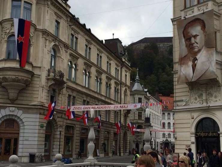 Kršitev volilnega molka? Ljubljana okrašena s Titovimi slikami in zastavami z rdečo zvezdo