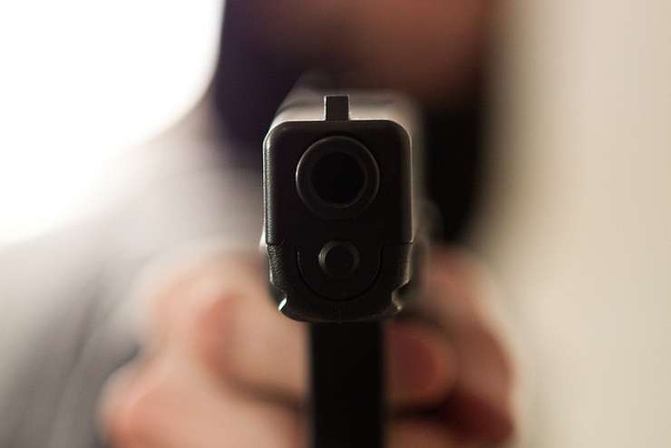 V ZDA se je devetletni deček sprl s sestro in jo ustrelil v zatilje