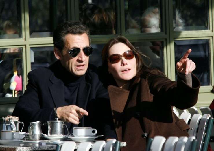V Franciji škandal z objavo posnetkov pogovorov Sarkozyja, ki zbija šale o Carli