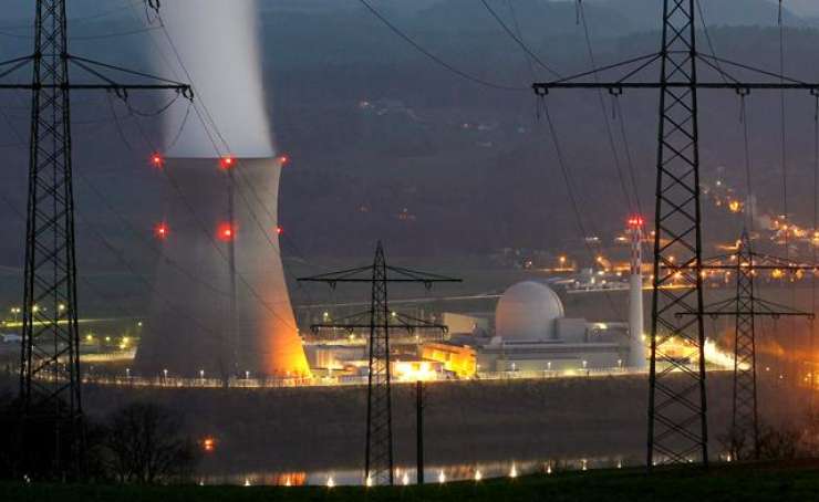 Na jedrskem reaktorju v Belgiji sumijo razpoke