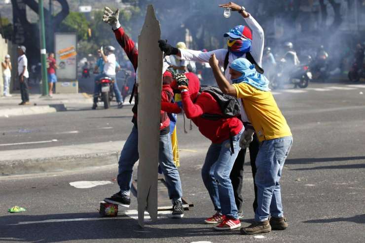 Venezuelske oblasti: Med protesti doslej umrlo 37 ljudi
