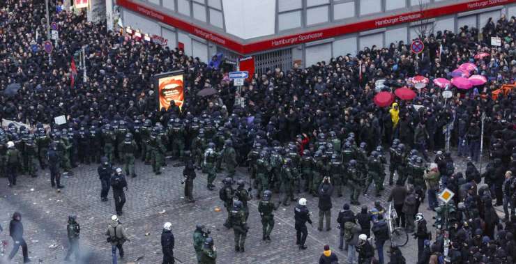 V Hamburgu razgrajali levičarji »črnega bloka«, ranjenih več kot sto policistov