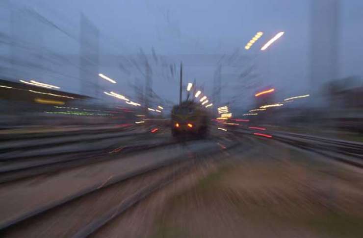 Groza v avtu: pri Škofljici voznik čez progo in naravnost pred vlak