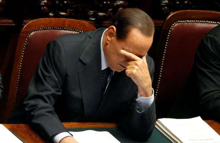 Berlusconi obsojen na štiri leta zapora, a so mu kazen takoj znižali na leto dni