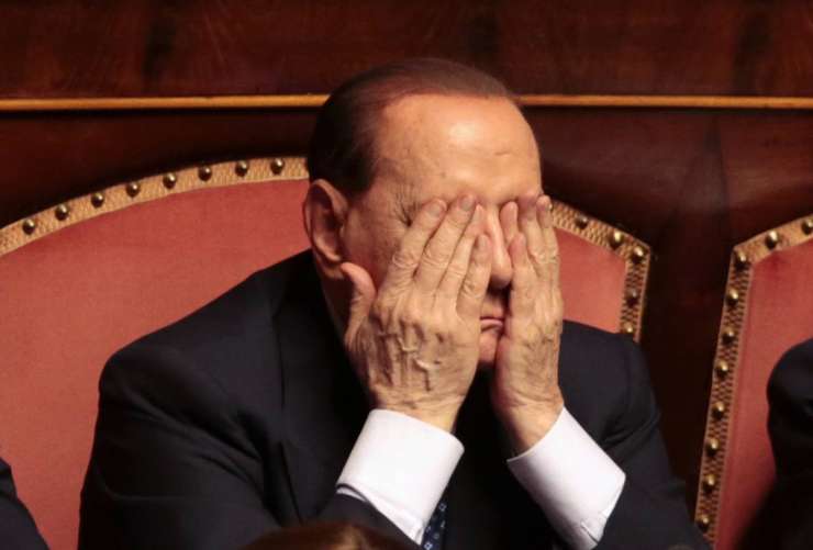 Berlusconi po poslanski »izdaji«: Sem žrtev očetomora