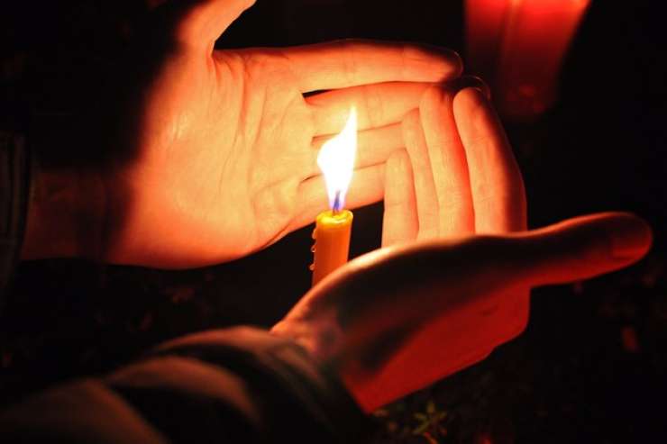 S prižiganjem sveč Mariborčani protestirajo proti radarjem