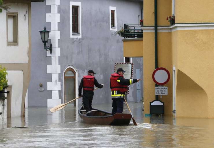 Poplave v Srednji Evropi: smrtne žrtve, rekordno visoke ravni rek, strah pred širitvijo