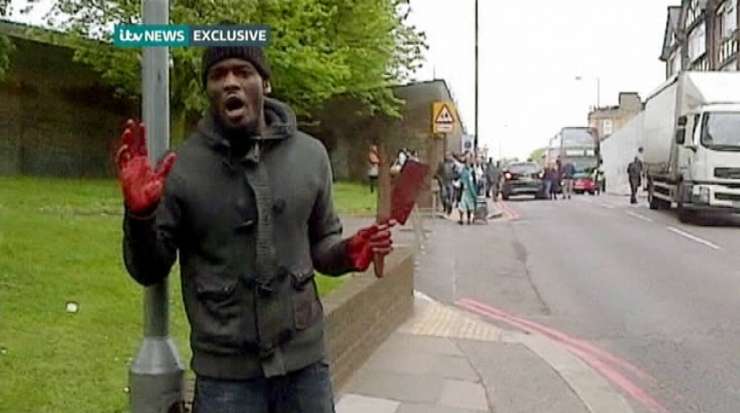 London v šoku: kričoč Alah akbar sta napadalca z mačeto ubila vojaka