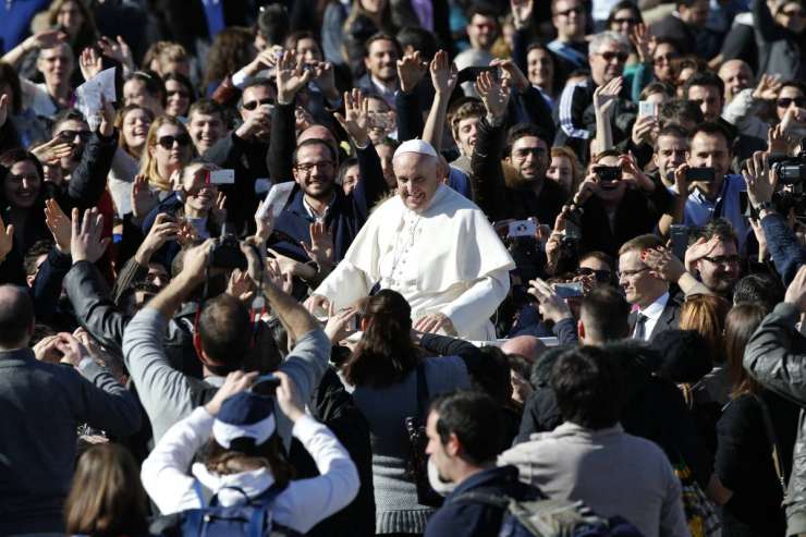 Papež na valentinovo pridigal o svetosti zakona