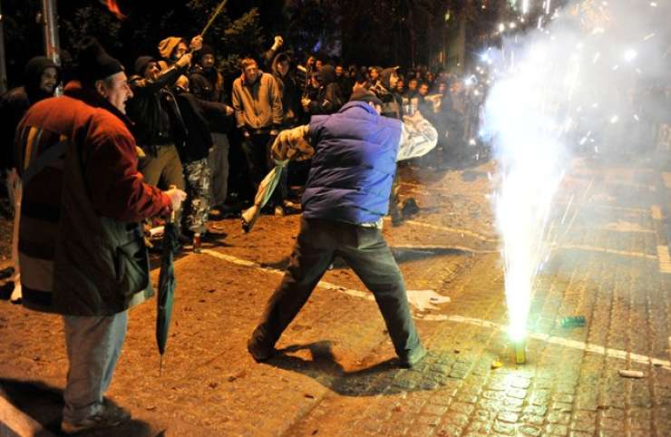 Protesti v Kranju brez hujših izgredov, aretiran mladoletnik z granitnimi kockami
