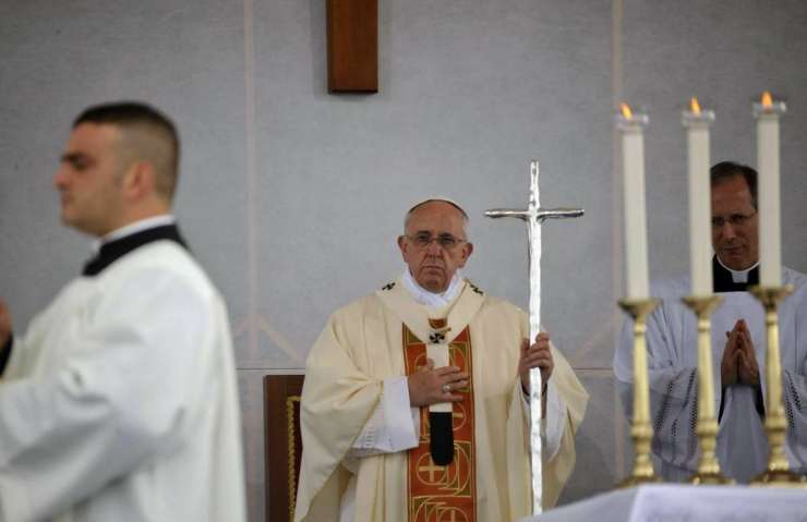 Papež Frančišek v Sredipolju molil za žrtve vojn in mir