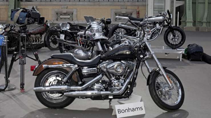 Papežev Harley-Davidson na dobrodelni dražbi navrgel 210.000 evrov