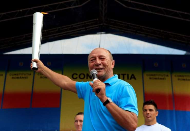 Romuni na referendumu odločajo o usodi predsednika Basescuja