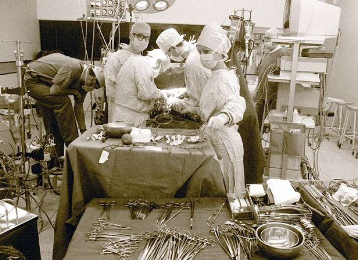 Zagrebški kirurg sredi operacije sklenil svoj delovnik in prenehal z operacijo