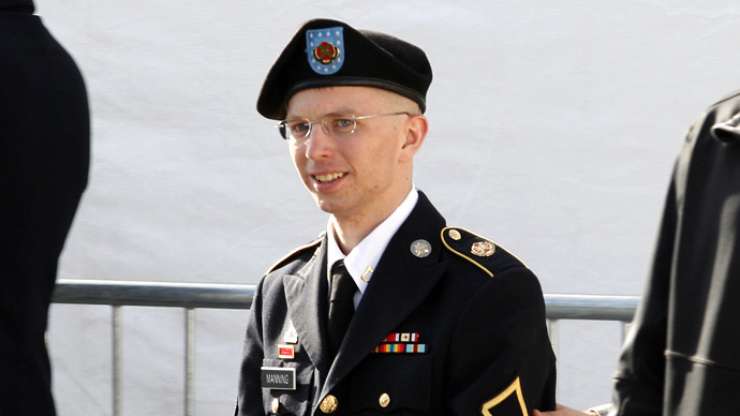 Manning ponudil delno priznanje krivde, grozi mu do 20 let zapora