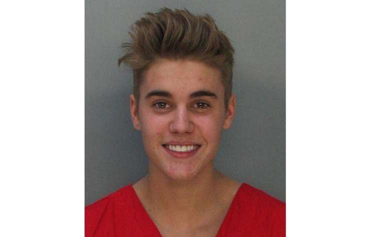 Justin Bieber aretiran zaradi hitrostnega dirkanja