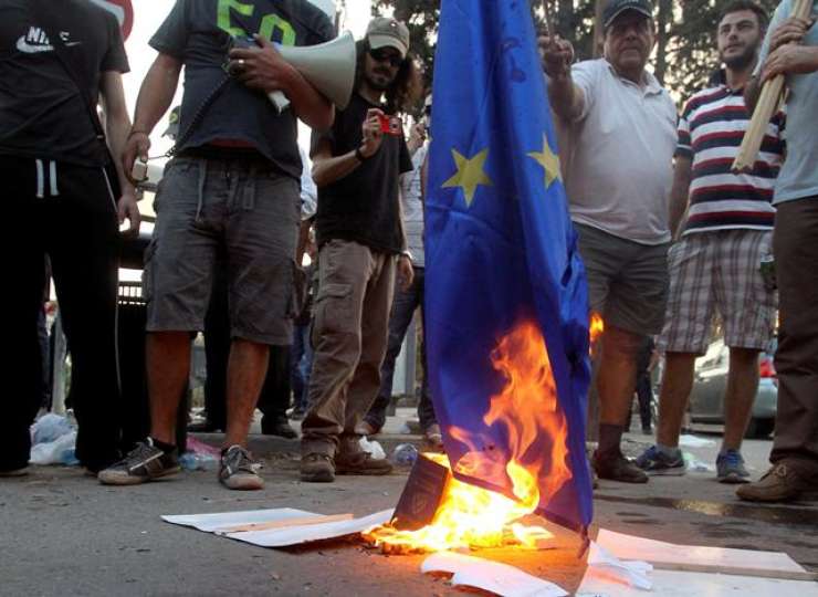 Ciprski poslanci s tesno večino potrdili varčevalni program; pred parlamentom demonstracije