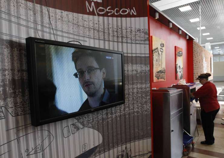 Snowden ne sprejema Putinovega pogoja za azil v Rusiji 