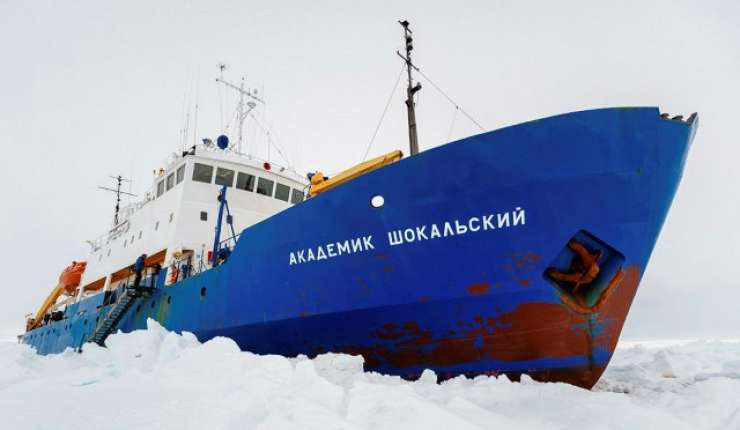 Ladja z znanstveniki obtičala v debelem antarktičnem ledu