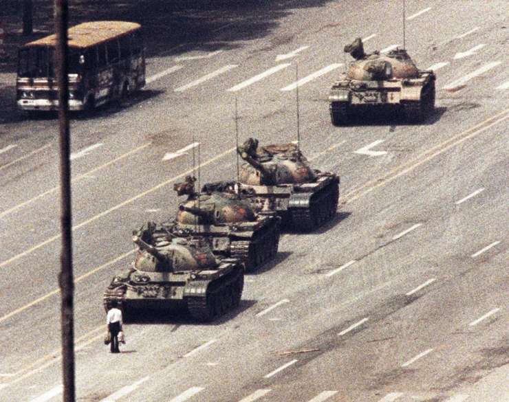 Kitajski aktivisti za demokracijo v črnem ob obletnici pokola na trgu Tiananmen