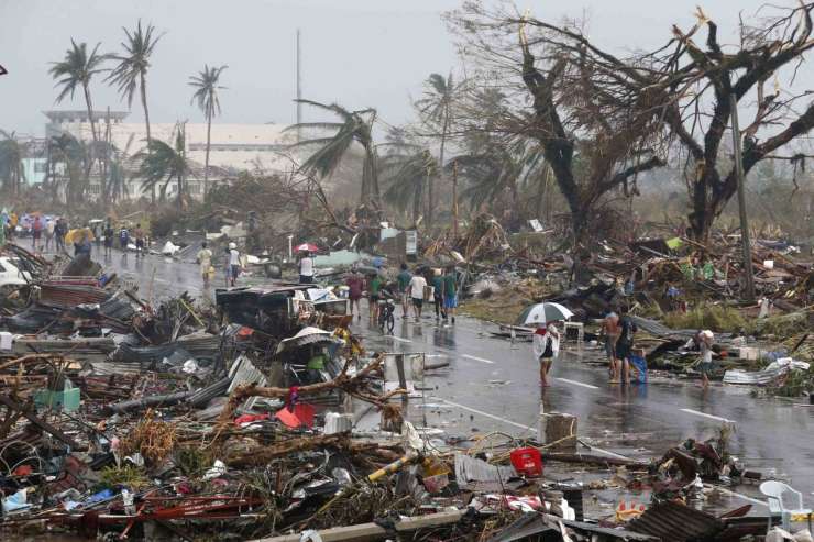 Tajfun opustošil Filipine, smrtnih žrtev morda prek deset tisoč