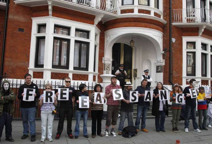 Ekvador na londonskem veleposlaništvu, kjer je ujet Assange, odkril skriti mikrofon