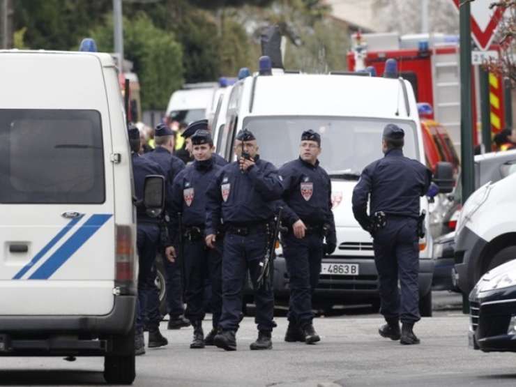 Moški policiji v Parizu grozil s hladnim orožjem, policisti so ga ubili