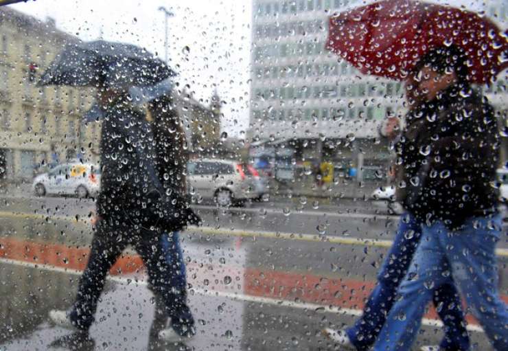 Slovenijo zajele padavine; na mejnih prehodih povečan promet