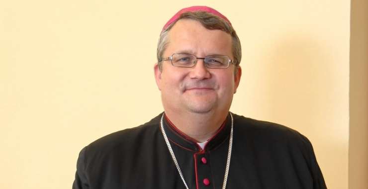 Škof Štumpf: Zdi se, da so nekateri naročeni, plačani za uničenje Cerkve