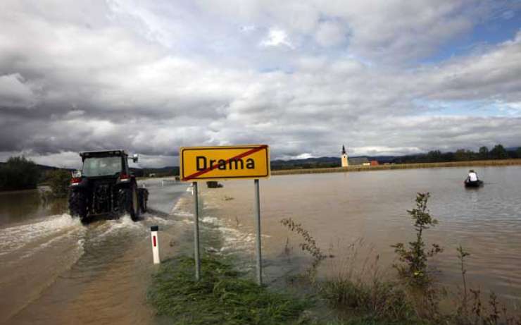 Poplavljenih prek 1000 objektov in 181 cestišč