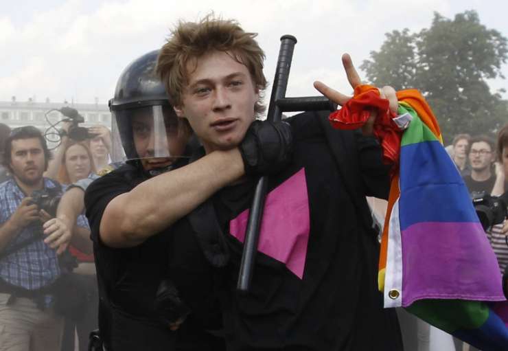 V Sankt Peterburgu nasilje in aretacije na shodu v podporo homoseksualcem