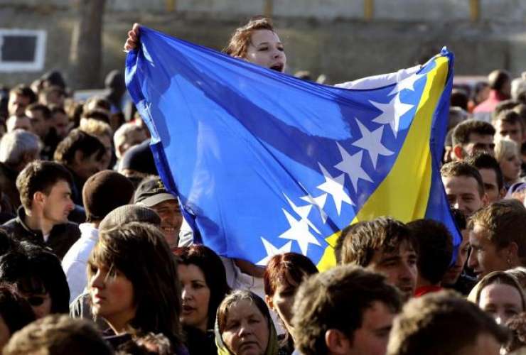 "Bosna, Bosna" so vzklikali pred slovenskim veleposlaništvom v Sarajevu