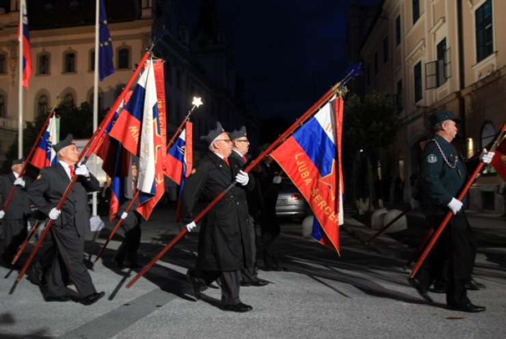Rdeče zvezde na državni proslavi odgnale SDS; Pahor: Še vedno smo gospodarji svoje usode