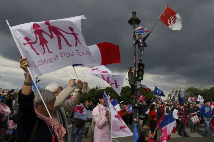 V Parizu 150.000 ljudi protestiralo proti istospolnim porokam