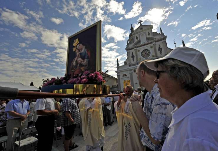 Danes verniki množično romajo na Brezje in druga Marijina svetišča