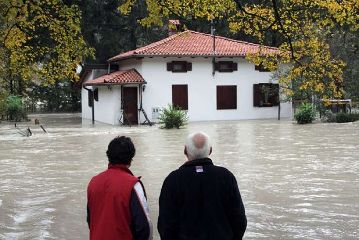 Škoda po poplavah celo višja od 209 milijonov; Slovenija bi lahko prosila za pomoč EU