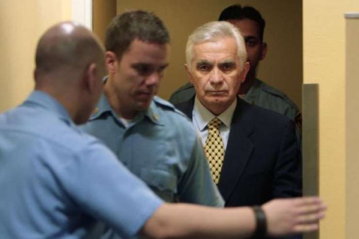 V Haagu obsojeni srbski vojni zločinec Momčilo Krajišnik umrl zaradi covida-19