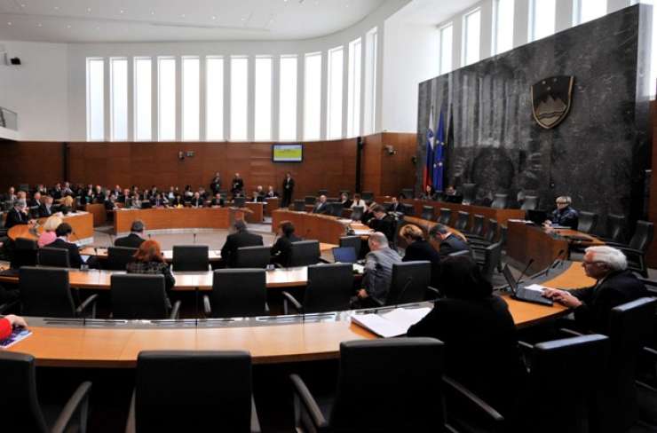 DZ ratificiral hrvaško pristopno pogodbo z EU
