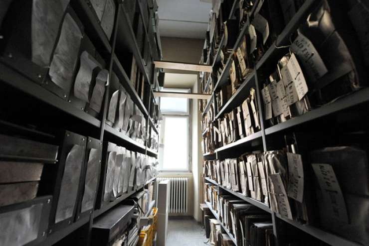 Prvi arhivi Udbe na spletu v petek, za Irglovo digitalizacija anonimiziranega gradiva brez veljave